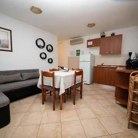 Apartment Karina By El-pi Tours *
