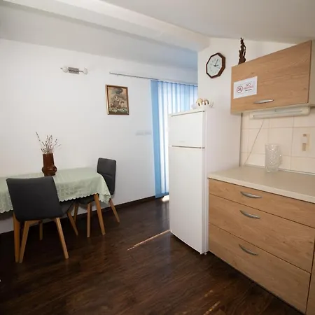 Apartment Karina By El-pi Tours Njivice